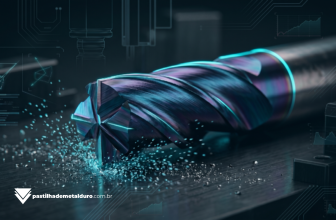 Close-up cinematográfico de uma fresa de topo inteiriça de metal duro com 4 cortes e cobertura AlTiN brilhante.