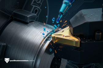 Pastilha de bedame de metal duro realizando uma operação profunda de corte e canal em uma barra de aço brilhante no torno CNC.