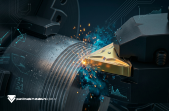 Pastilha de rosqueamento 16ER de carboneto de tungstênio cortando uma rosca externa em um cilindro de aço brilhante no torno CNC.