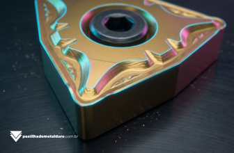 Fotografia macro da face de uma pastilha de metal duro, destacando as ondulações e o desenho 3D do seu quebra-cavacos.