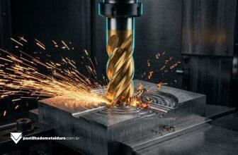 Macrofotografia cinematográfica de uma fresa de topo inteiriça de metal duro com hélice variável (fresa trocoidal) removendo grande volume de material em um bloco de aço maciço sem refrigeração.