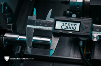 Macrofotografia cinematográfica de um paquímetro digital de alta precisão com display LCD luminoso medindo o diâmetro externo de um eixo de aço polido recém-usinado em um torno CNC.