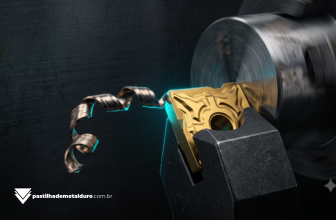 Macrofotografia cinematográfica de um inserto para usinagem revestido com titânio fixado em um suporte de torneamento, cortando um bloco de aço em um ambiente industrial.